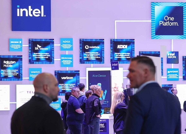 3월 6일(현지시각) 스페인 바르셀로나 피라 그란 비아 전시장에서 열린 '모바일 월드 콩그레스(MWC) 2025'를 찾은 관람객들이 인텔 부스를 방문해 인공지능(AI) 기술 등을 체험하고 있다. / 뉴스1