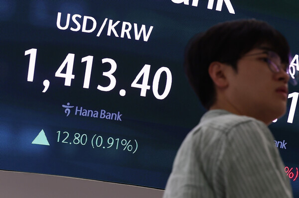 미국 경제지표 호조로 달러가 강세를 나타내면서 원·달러 환율이 넉 달 만에 장중 1410원대를 돌파한 26일 오후 서울 중구 하나은행 본점 딜링룸 전광판에 종가가 나오고 있다. 이날 원·달러 환율은 1410원을 돌파해 오름세를 보이고 있다./뉴스1