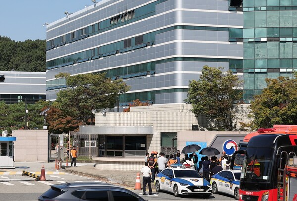 27일 오전 대전 유성구 국가정보자원관리원 화재현장에서 소방대원들이 이동하고 있다. 전산 자원을 통합 관리하는 행정안전부 산하 국가정보자원관리원에서 지난 26일 오후 배터리 교체 작업 중 화재가 발생, 정부 온라인 서비스 70개가 마비됐다. /뉴스1