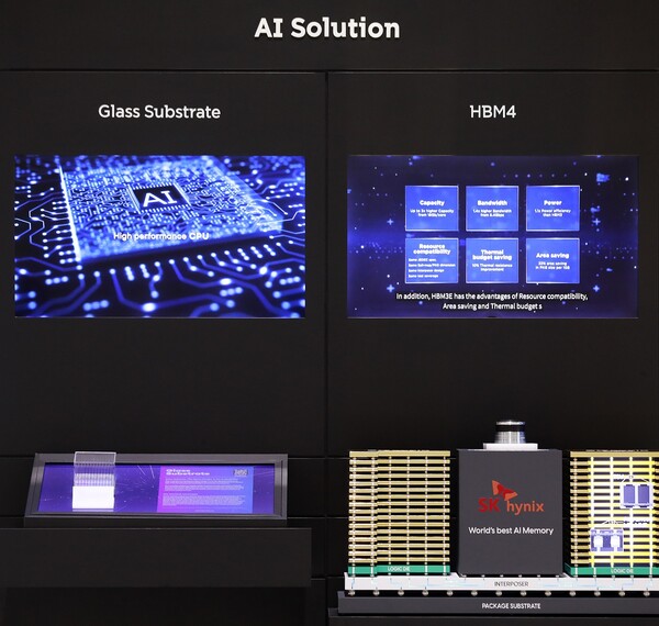 AI 데이터센터에 필요한 SK그룹 AI 생태계 핵심 제품 SKC ‘유리기판(SKC)’과 SK하이닉스 ‘고대역폭메모리4(HBM4)’ (좌측부터)/SK