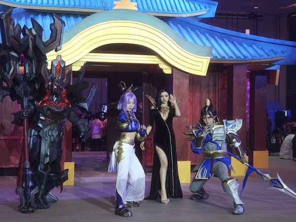 팬페스타 행사장 메인무대에는 게임 속 무대 아이오니아 사원을 배경으로 코스프레어들이 포즈를 취하고 있다. / 천선우 기자