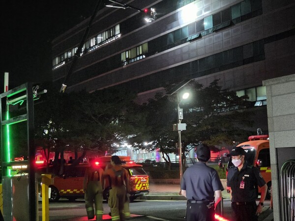 26일 오후 대전 유성구 국가정보자원관리원에서 불이 나 소방당국이 진화 작업을 하고 있다. / 뉴스1