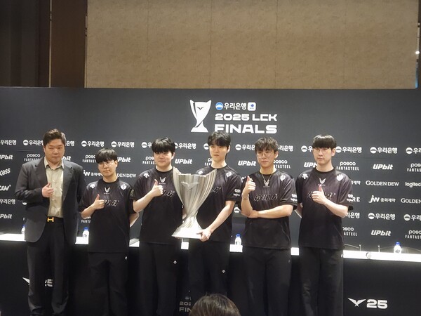 28일 인천 인스파이어 아레나에서 열린 결승전을 마치고 젠지 선수단이 기념촬영을 하고 있다. / 천선우 기자