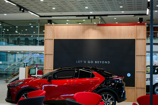 삼성전자가 스페인 산티아고 데 콤포스텔라에 위치한 '도요타(TOYOTA)' 매장에 스마트 사이니지를 공급했다. / 삼성전자