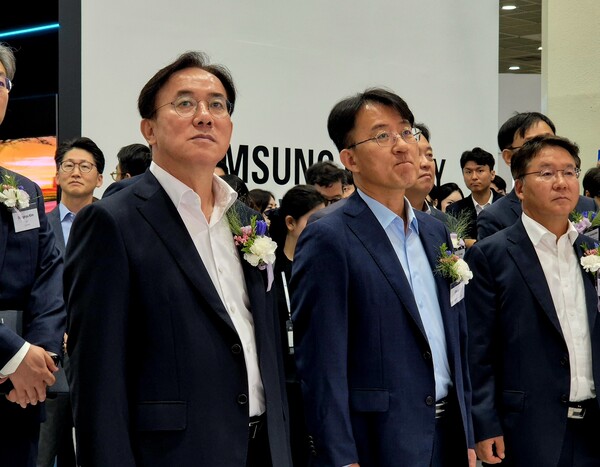 정철동 LG디스플레이 사장(왼쪽)과 이청 삼성디스플레이 사장(가운데)이 8월 서울 강남구 코엑스에서 열린 'K-디스플레이 2025'에서 나란히 전시관을 둘러보고 있다. / 뉴스1