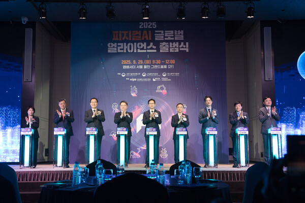 왼쪽부터 서정란 한국자동차모빌리티산업협회 상무, 박윤규 정보통신산업진흥원장, 최형두 국회의원, 문신학 산업통상자원부 차관, 배경훈 장관, 임문영 국가인공지능전략위원회 부위원장, 노용석 중소벤처기업부 차관, 이성윤 국회의원, 조준희 한국인공지능소프트웨어산업협회장이 출범식에서 기념사진을 촬영하고 있다. / 과학기술정보통신부