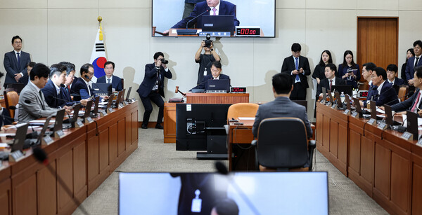 지난 25일 서울 여의도 국회에서 열린 제429회국회(정기회) 정무위원회 제3차 전체회의에서 윤한홍 위원장이 의사봉을 두드리고 있다./뉴스1 