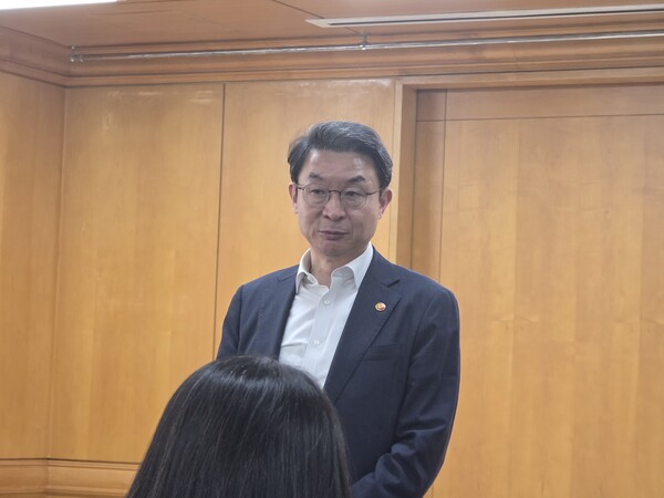 이억원 금융위원장이 29일 오후 은행회관에서 열린 은행장 간담회 이후 기자들과 만나 정책 방향 등에 대해 설명하고 있다/한재희 기자