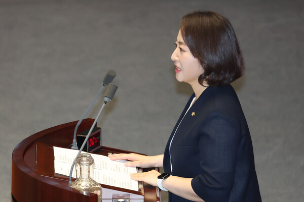 이주희 더불어민주당 의원이 9월 4일 오후 서울 여의도 국회에서 열린 본회의에서 인사말을 하고 있다. / 뉴스1