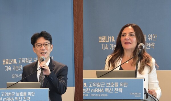 김상표 모더나코리아 대표(왼쪽)과 프란체스카 세디아 모더나 최고 의학책임자(CMO)가 30일 노보텔 엠버서더 강남에서 열린 기자 간담회를 통해 코로나19 위험성과 신규 백신의 필요성을 설명하고 있다. / 김동명 기자