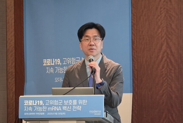 이재갑 한림대학교 강남성심병원 감염내과 교수는 코로나19 백신 접종으로 롱코비드 발생 가능성을 낮출 수 있으며 65세 이상 고령자 건강을 지키기 위해 백신 접종이 매우 중요하다고 강조했다. / 김동명 기자