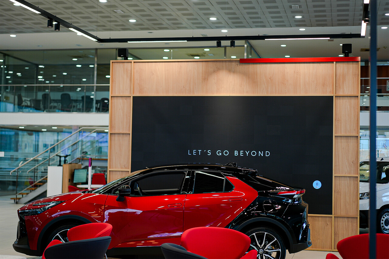 삼성전자가 스페인 산티아고 데 콤포스텔라에 위치한 '도요타(TOYOTA)' 매장에 스마트 사이니지를 공급했다. / 삼성전자