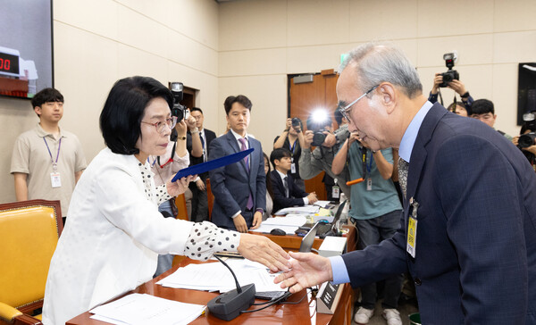 김영섭(오른쪽) KT 대표가 9월 24일 서울 여의도 국회 과학기술정보방송통신위원회에서 열린 대규모 해킹사고(통신·금융) 관련 청문회에 출석해 증인 선서를 마치고 최민희(왼쪽) 과방위원장과 악수하고 있다. / 뉴스1
