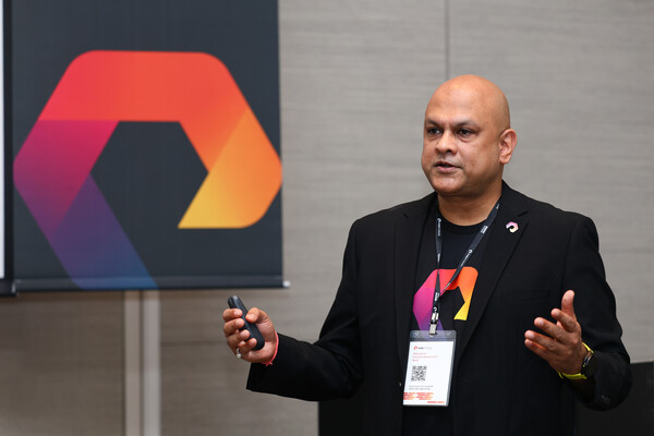 프라튜시 카레 퓨어스토리지 APJ 시스템 엔지니어링 AVP가 글로벌 데이터 주권 보고서를 발표하고 있다.  / 퓨어스토리지