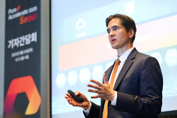 숀 한센 코어 플랫폼 사업부 VP 겸 GM이 엔터프라이즈 데이터 클라우드 핵심 전략과 기술을 발표하고 있다.  /퓨어스토리지