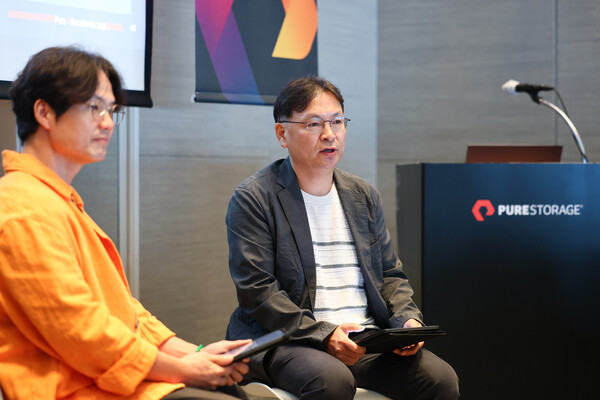 고객 성공 사례 발표에 나선 람다256 기술연구소장(사진 왼쪽)과 김영석 퓨어스토리지코리아 상무 / 퓨어스토리지