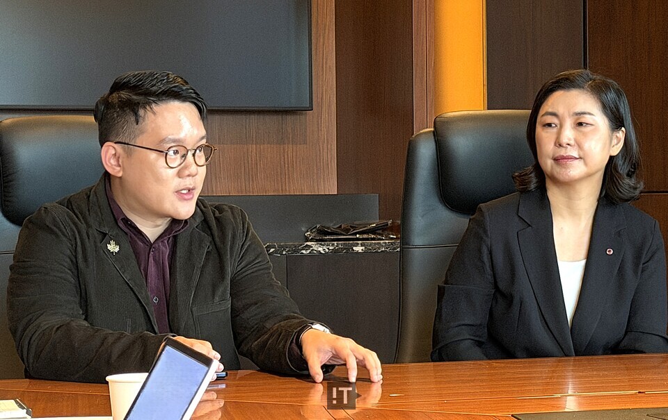 아이반 장(Ivan Zhang) 코히어 공동창업자(왼쪽)와 임은영 LG CNS GenAI사업담당이 취재진의 질의에 답하고 있다. / 김경아 기자