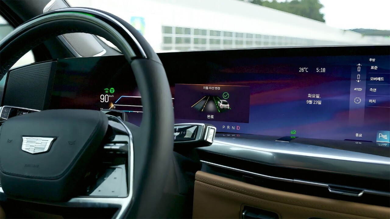 슈퍼크루즈를 이용해 주행하고 있는 모습. / 한국GM