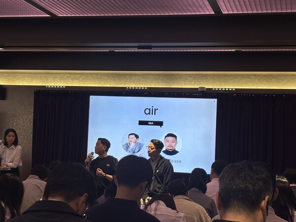 이윤행(왼쪽) SK텔레콤 에어기획팀장과 정준영 에어서비스팀장이 1일 서울 T팩토리 성수에서 열린 기자간담회에서 질의응답을 진행하고 있다. / 김광연 기자