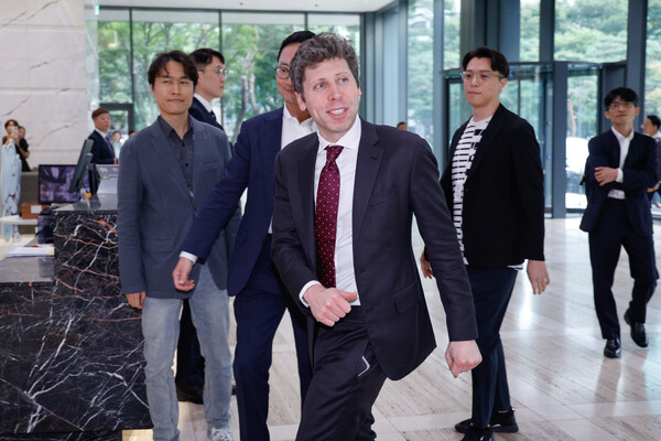 샘 올트먼 오픈 AI CEO가 1일 최태원 SK그룹 회장을 만나기 위해 서울 종로구 SK서린빌딩에 도착, 취재진 질문에 답하고 있다. / 뉴스1