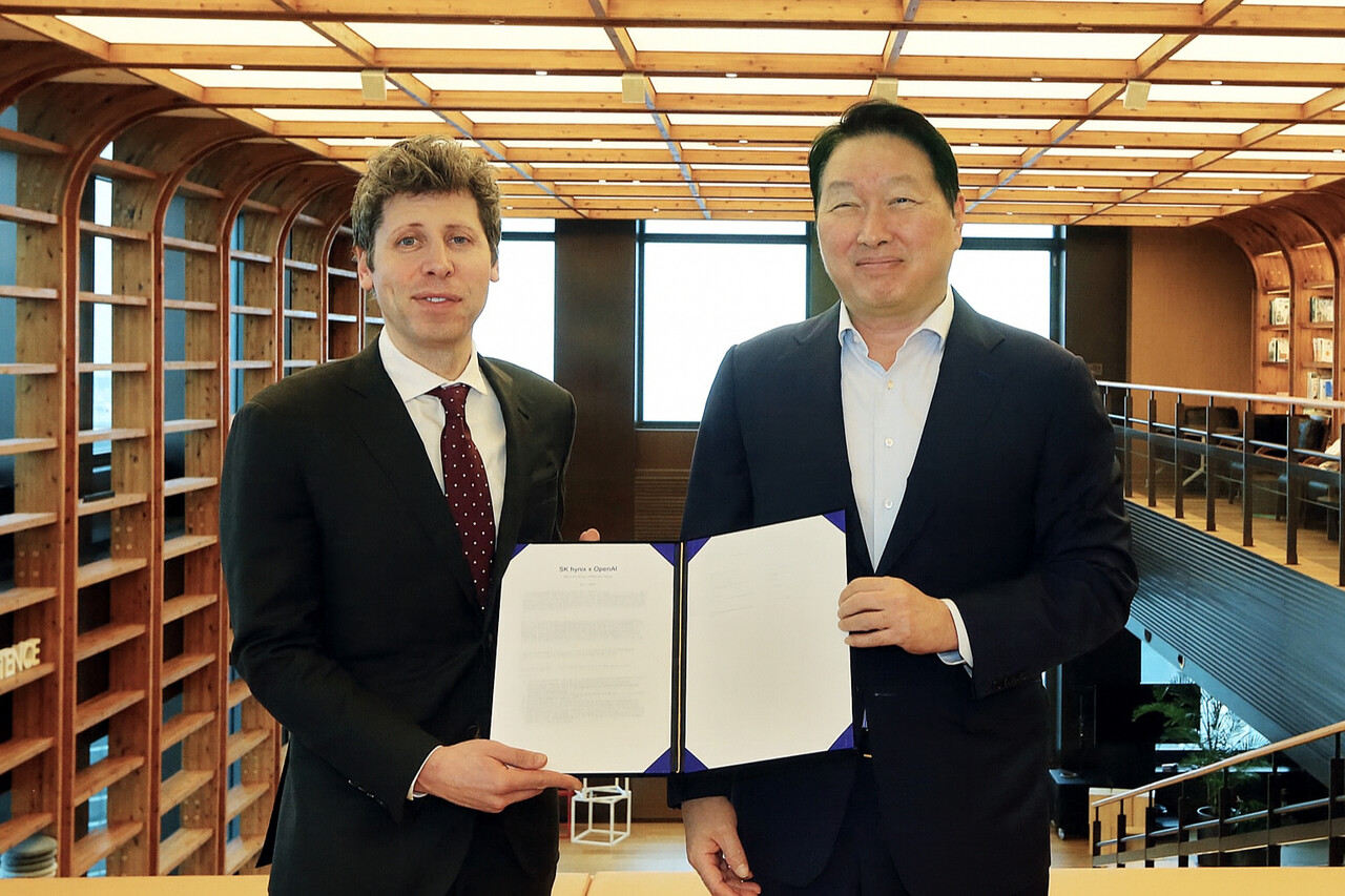 최태원 회장과 샘 올트먼 오픈AI 최고경영자(CEO)가 1일 서울 종로구 SK서린빌딩에서 만나 메모리 공급 의향서(Memory Supply LOI)와 서남권 AI DC 협력에 관한 양해각서(MOU)를 체결하고 기념촬영을 하는 모습 / SK