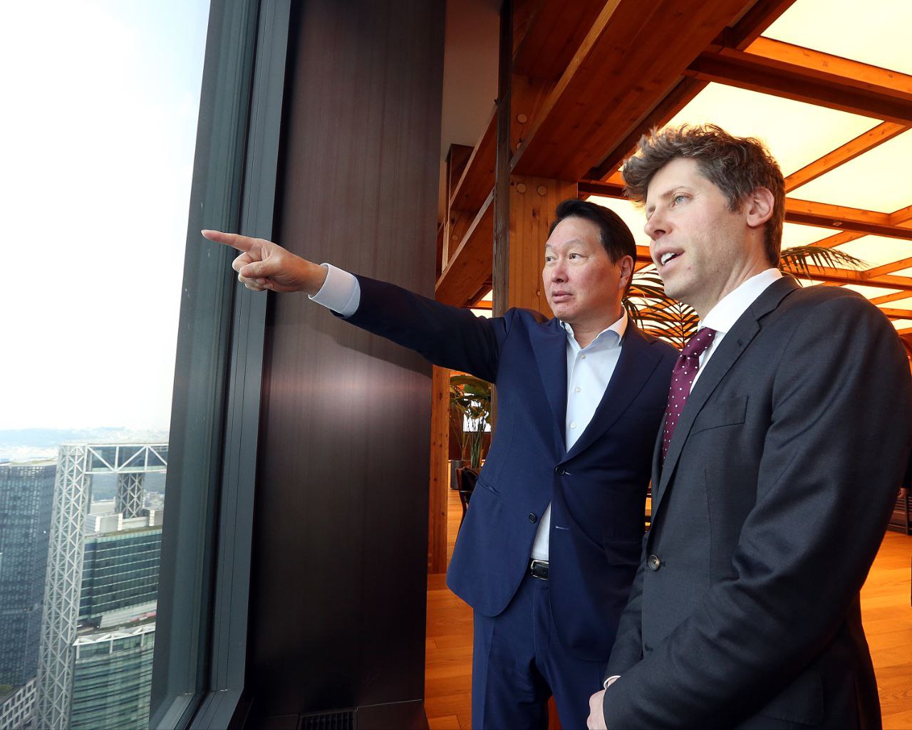 최태원 회장과 샘 올트먼 오픈AI 최고경영자(CEO)가 1일 서울 종로구 SK서린빌딩에서 창밖을 보며 환담을 하고 있다. / SK