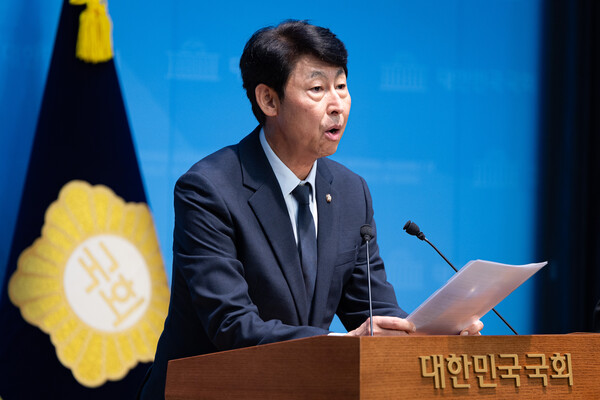 이훈기 더불어민주당 의원이 9월 5일 서울 여의도 국회 소통관에서 SK텔레콤 위약금 면제 연장 불수용 규탄 기자회견을 하고 있다. / 뉴스1