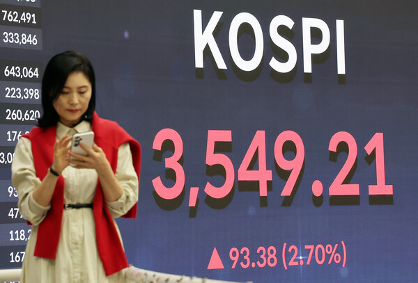 2일 오후 서울 영등포구 여의도 여의도 한국거래소 모니터에 코스피 시황이 표시되고 있다. / 뉴스1