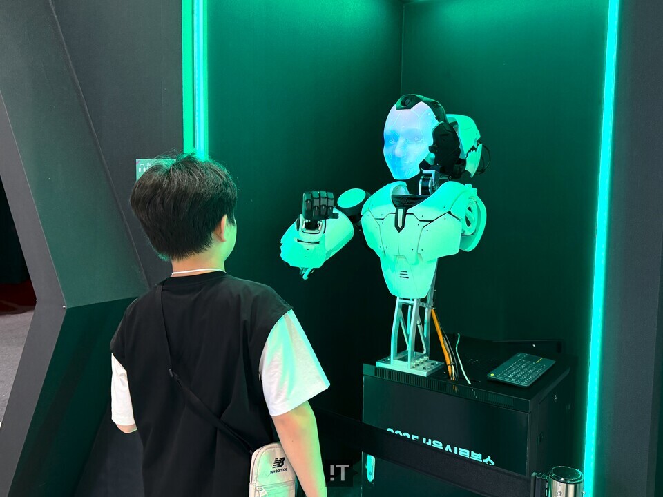 관람객이 휴머노이드 로봇과 대화를 시도하고 있다. / 김경아 기자