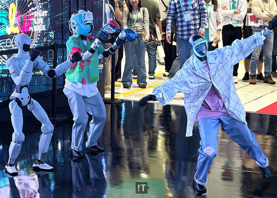 관람객들이 즐거운 표정으로 휴머노이드 로봇들의 춤을 구경하고 있다. / 김경아 기자