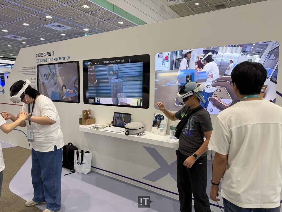 서울교통공사 부스에서 관람객들이 XR(확장현실) 기반 차량 정비 체험을 진행하는 모습 / 김경아