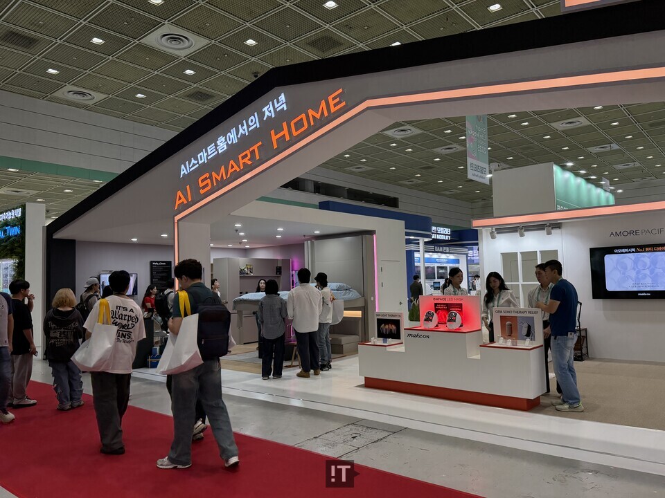 ‘AI 스마트홈에서의 저녁’을 테마로 꾸려진 부스에서 관람객들이 설명을 듣고 있다. / 김경아 기자
