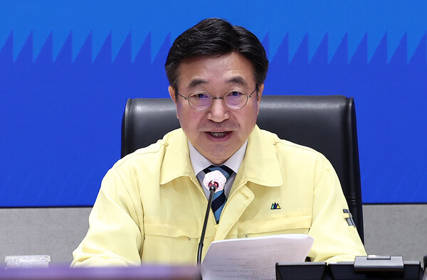 윤호중 행정안전부 장관이 3일 서울 종로구 정부서울청사에서 열린 국가정보자원관리원 행정정보시스템 화재 관련 중대본 9차 회의에서 모두발언을 하고 있다. / 뉴스1