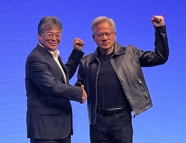 도키타 다카히토 후지쯔 사장(사진 왼쪽)과 젠슨 황 엔비디아 CEO. / 야후재팬