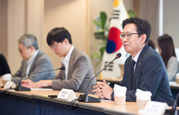 배경훈(사진 오른쪽) 과학기술부총리 겸 과학기술정보통신부 장관이 2일 서울 종로구 광화문 교보빌딩 국가과학기술자문회의 대회의실에서 네이버, 카카오, 쿠팡, 우아한형제들 등 플랫폼사 CEO CISO들과 정보보호 강화 방안을 논의하고 있다. / 뉴스1