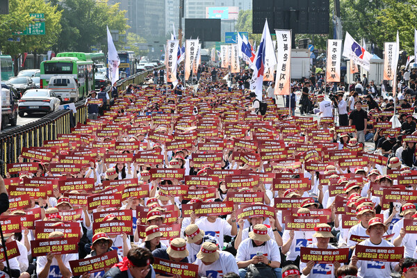 전국금융산업노동조합 조합원들이 지난달 26일 서울 종로구 광화문네거리 인근에서 열린 총파업 대회에서 주 4.5일제, 임금인상 등을 촉구하며 구호를 외치고 있다. /뉴스1