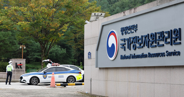 국가정보자원관리원 화재 원인을 수사 중인 경찰이 2일 오전 9시부터 대전 국정자원과 이번 화재와 관련된 대전지역 3개 업체 등 4개소에 대한 압수수색에 들어갔다. 국정자원 앞 경찰 차량이 서 있다. / 뉴스1
