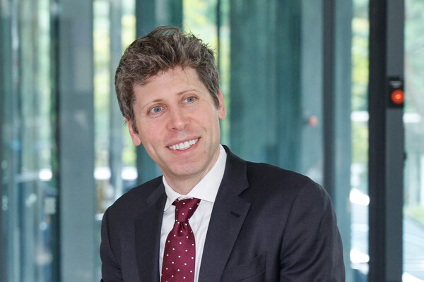 샘 올트먼(Sam Altman) 오픈 AI CEO가 지난 1일 최태원 SK그룹 회장을 만나기 위해 서울 종로구 SK서린빌딩에 입장하고 있다. /뉴스1