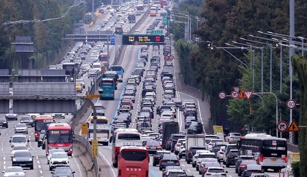 3일 오후 서울 서초구 잠원IC 부근 경부고속도로 하행선이 귀성 차량으로 정체를 빚고 있다. / 뉴스1