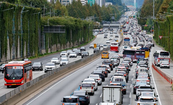 추석 연휴 둘째 날인 4일 서울 서초구 잠원 IC에서 바라본 경부고속도로 부산 방향(하행선)이 귀성 차량으로 정체를 빚고 있다. / 뉴스1