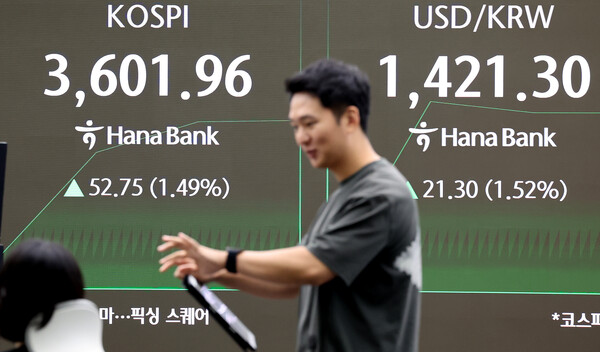 10일 오전 서울 중구 하나은행 딜링룸 전광판에 개장 시황이 나오고 있다. / 뉴스1