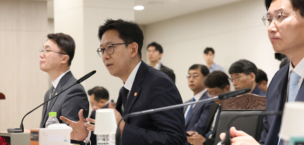 배경훈(가운데) 부총리 겸 과학기술정보통신부 장관이 13일 세종시 정부세종청사에서 열린 국회 과학기술정보방송통신위원회의 과학기술정보통신부에 대한 국정감사를 진행하며 위원들의 질의에 답변하고 있다. / 뉴스1