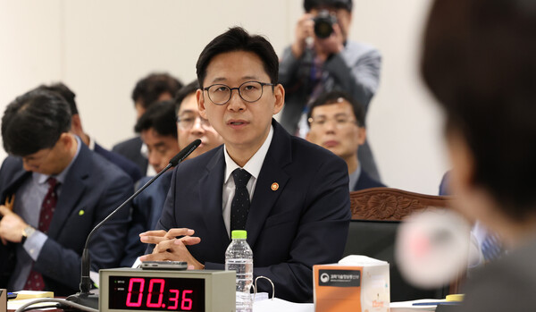 배경훈 부총리 겸 과학기술정보통신부 장관이 13일 세종시 정부세종청사에서 열린 국회 과학기술정보방송통신위원회의 과학기술정보통신부에 대한 국정감사를 진행하며 위원들의 질의에 답변하고 있다. / 뉴스1