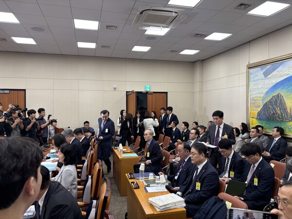 김영섭 KT 대표가 14일 국회 정무위원회 국정감사에 출석해 자리에 앉아 있다. / 김광연 기자