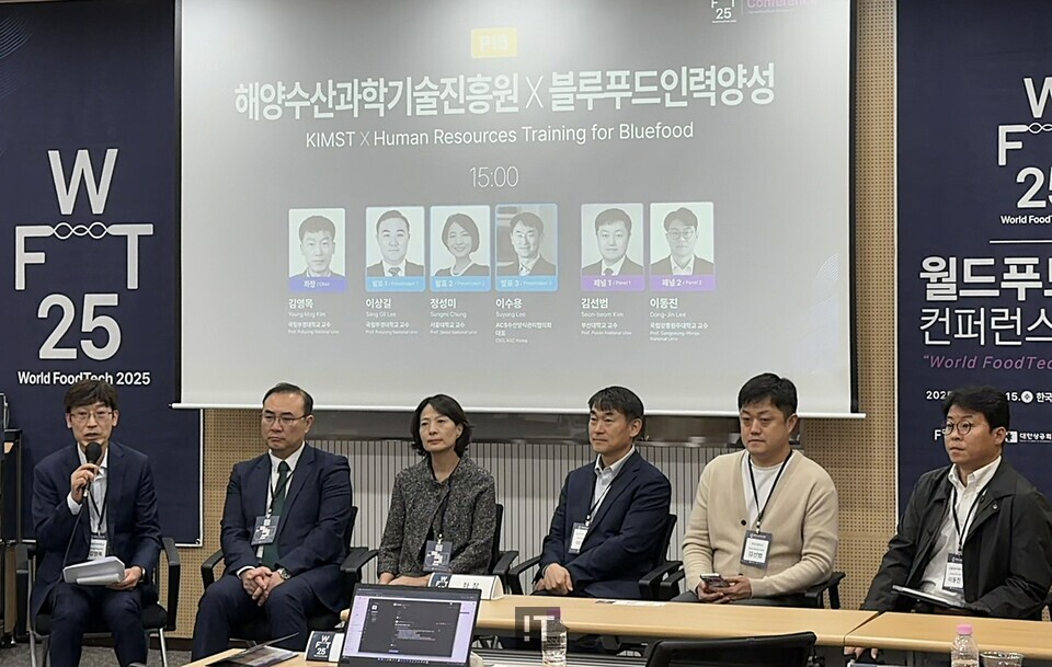 (왼쪽부터) 김영목 국립부경대학교 교수, 이상길 국립부경대학교 교수, 정성미 서울대학교 푸드테크학과 교수, 이수용 ASC수산양식관리협의회 대표, 김선범 부산대학교 교수, 이동진 국립강릉원주대학교 교수가 14일 한국과학기술회관에서 열린 WFT 2025 컨퍼런스의 '해양수산과학기술진흥원 X 블루푸드 인력양성' 세션에서 토론하고 있다.  / 김경아 기자 