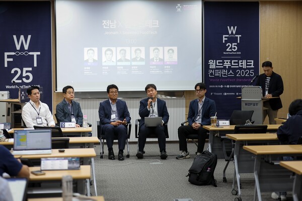 15일 서울 강남구 한국과학기술회관에서 열린 '월드푸드테크 2025 컨퍼런스(WFT 2025)'의 '전남 X 김푸드테크' 세션에 참석한인사들이 토론하고 있다. (왼쪽부터) 이현준 담아 대표, 장준형 선해수산 연구소장, 심길보 국립부경대학교 교수, 이상건 한국해양수산개발원 박사, 유영상 단국대학교 교수. / 월드푸드테크협의회