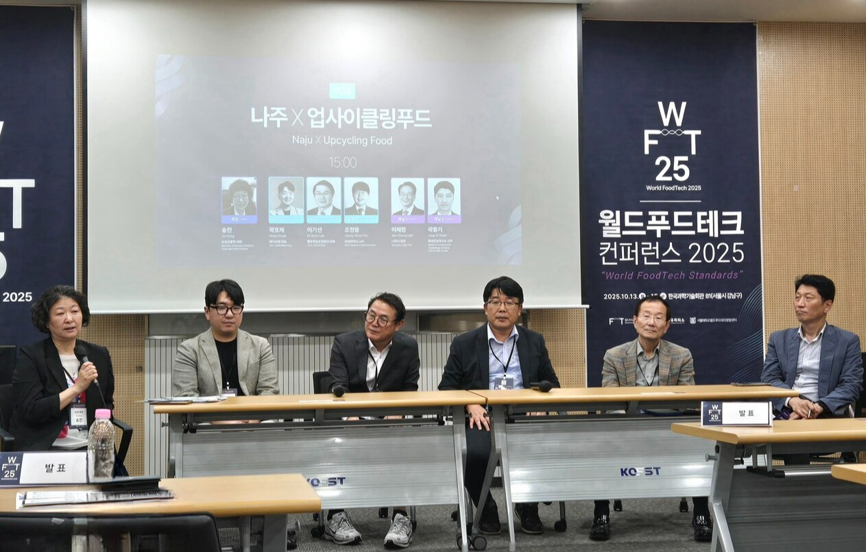 (왼쪽부터) 송진 농촌진흥청 과장, 곽호재 에이오팜 대표, 이기선 좋은영농조합법인 대표, 조정용 전남대학교 교수, 이재창 나주시 팀장, 곽중기 롯데중앙연구소 상무. / 홍주연 기자