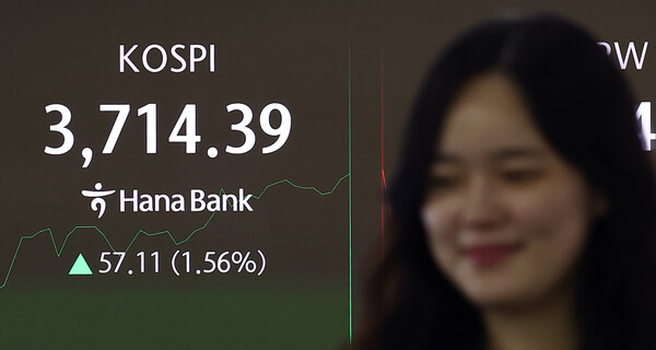 16일 오전 서울 중구 하나은행 딜링룸 전광판에 개장 시황이 나오고 있다. / 뉴스1