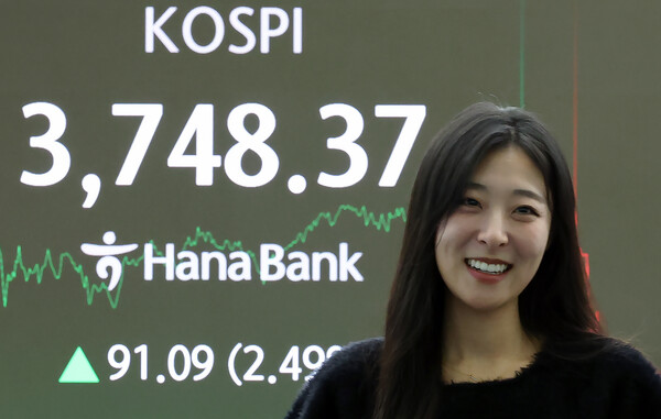코스피가 한미 무역협상 최종 타결 기대감에 사상 최고치를 새로 쓴 16일 오후 서울 중구 하나은행 본점 딜링룸 전광판에 증시 종가가 표시되고 있다. 이날 코스피는 전 거래일 대비 91.09포인트(2.49%) 상승한 3,748.37, 코스닥은 0.69포인트(0.08%) 상승한 865.41으로 장을 마쳤다. 오후 3시 30분 서울외환시장에서 달러·원 환율은 하락세를 보이고 있다./뉴스1