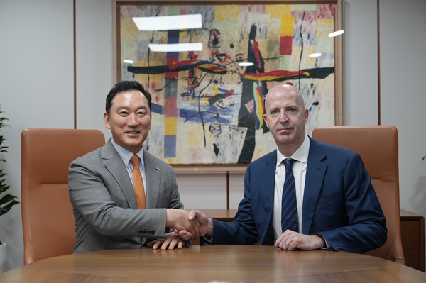 김성환(사진 왼쪽) 한국투자증권 사장과 댄 왓킨스 JP모간 아시아태평양 CEO가 16일 서울 여의도 한국투자증권 본사에서 만나 전략적 비즈니스 협력방안을 논의한 뒤 기념촬영을 하고 있다. / 한국투자증권